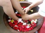 Cuci kaki dengan bunga